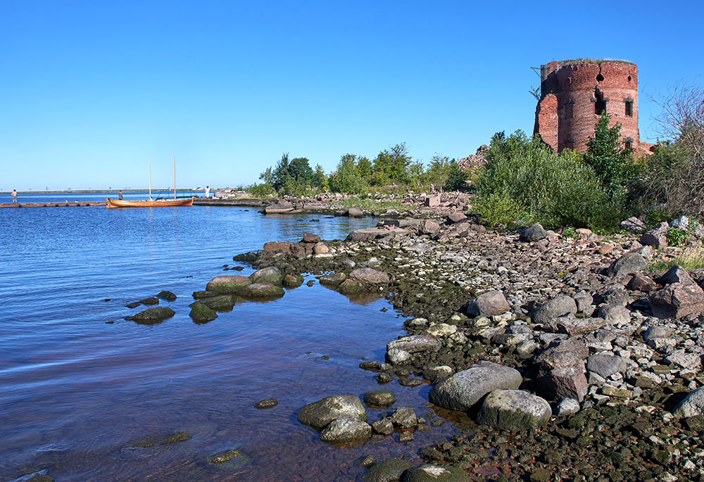 Along the Kronstadt forts
